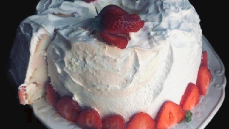 Irresistible No-Bake Strawberry Dream Cake
